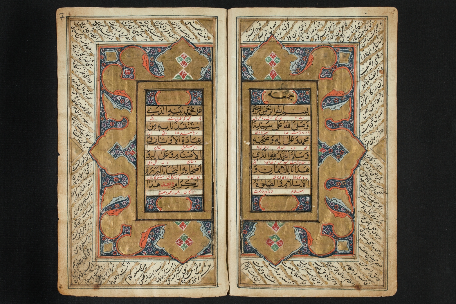 Geöffnete Handschrift mit arabischem Text, persischer Interlinearübersetzung und Kommentar